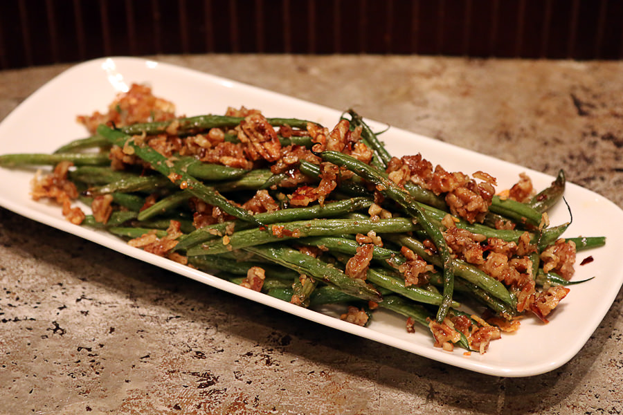 Roasted Pecan Green Beans - Shared via www.ruled.me