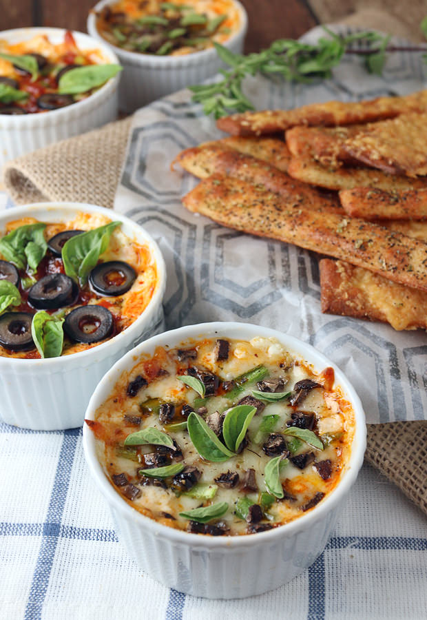 Scrumptious #Keto Personal Pan Pizza Dip. Shared via www.ruled.me/
