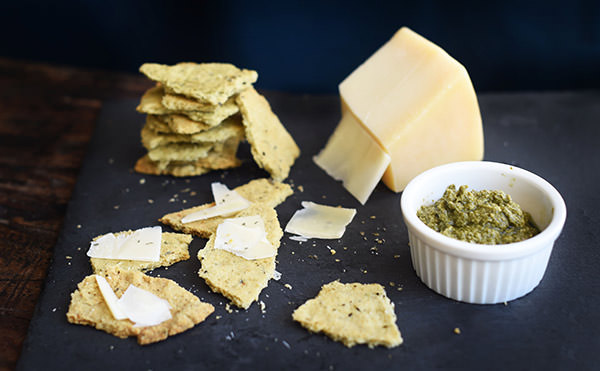 pesto keto crackers