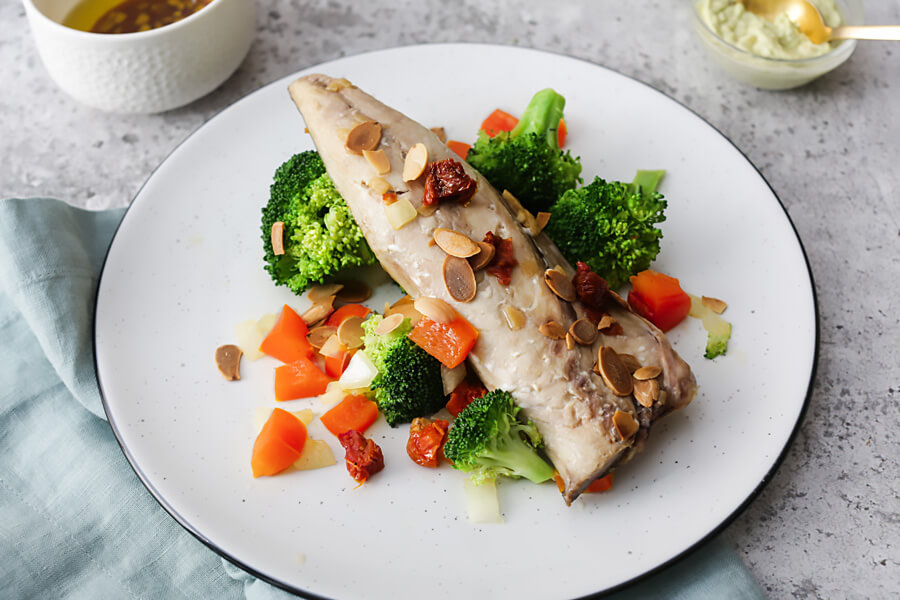 Keto Crispy Ginger Mackerel Lunch Bowl