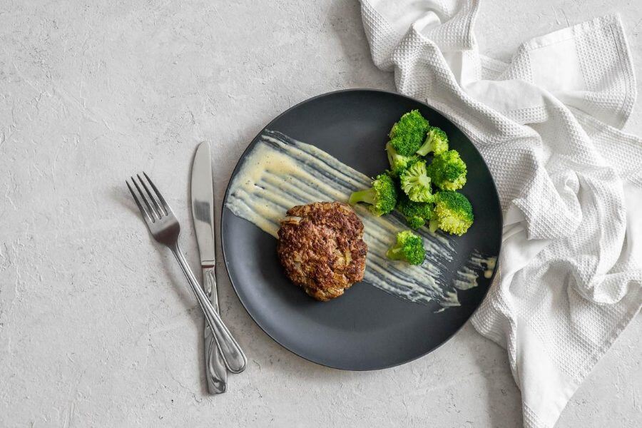 Garlic Burgers with Cream Sauce and Broccoli